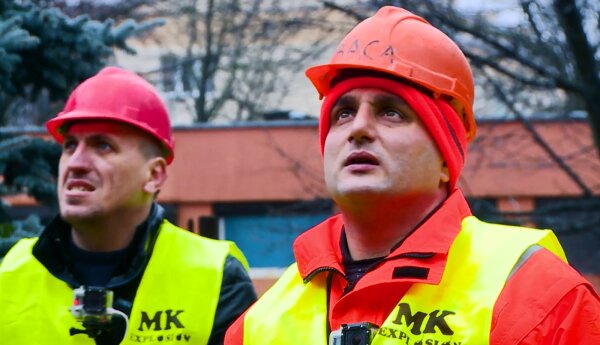 Przy kamienicy garaże, a zabezpieczenia się spóźniają...